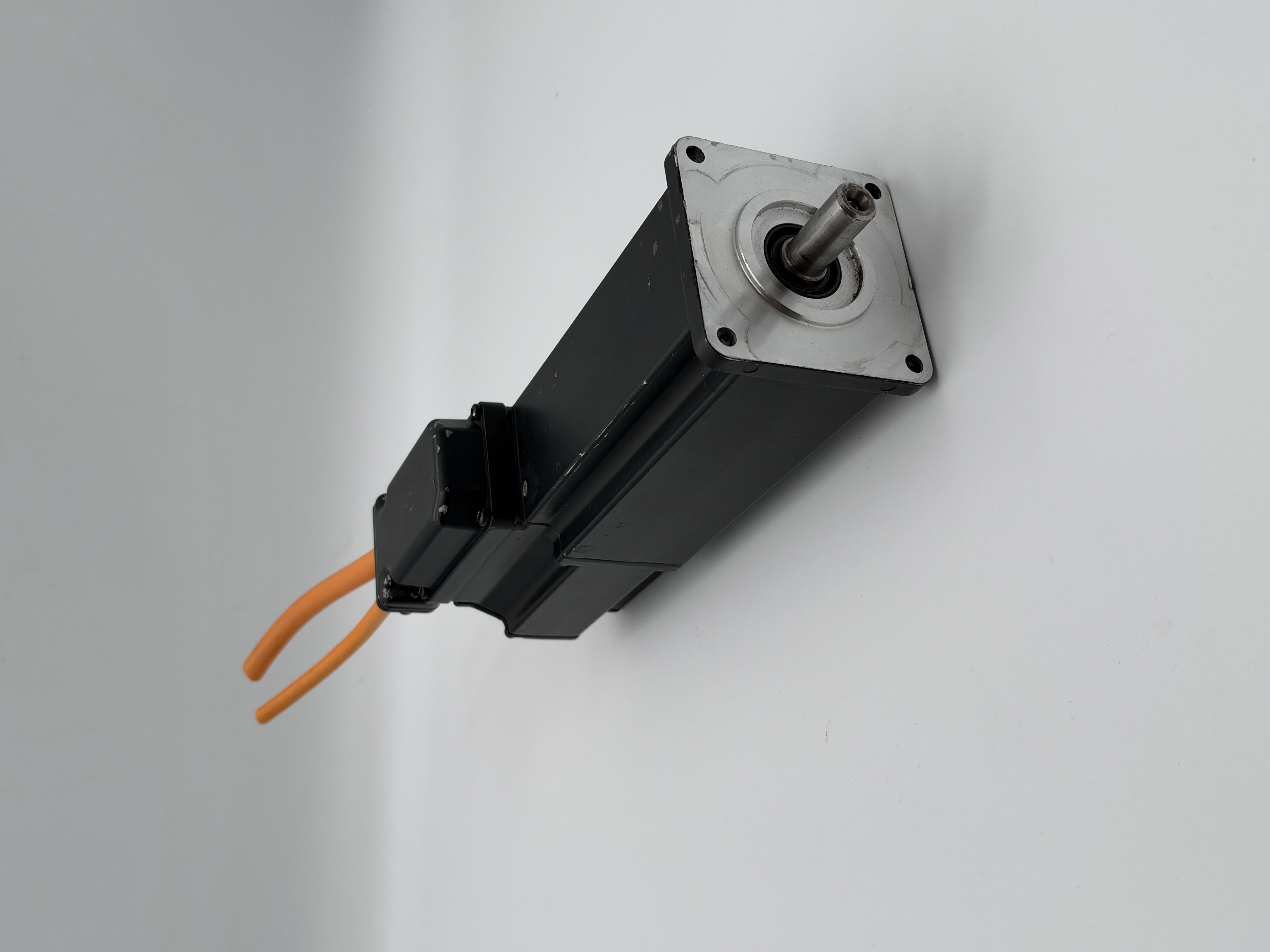 MKD041B-144-KP0-KN